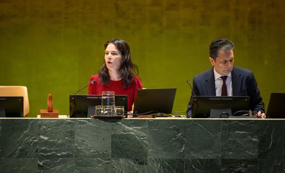 联大主席安娜莱娜·贝尔伯克在联合国大会上发表演讲。